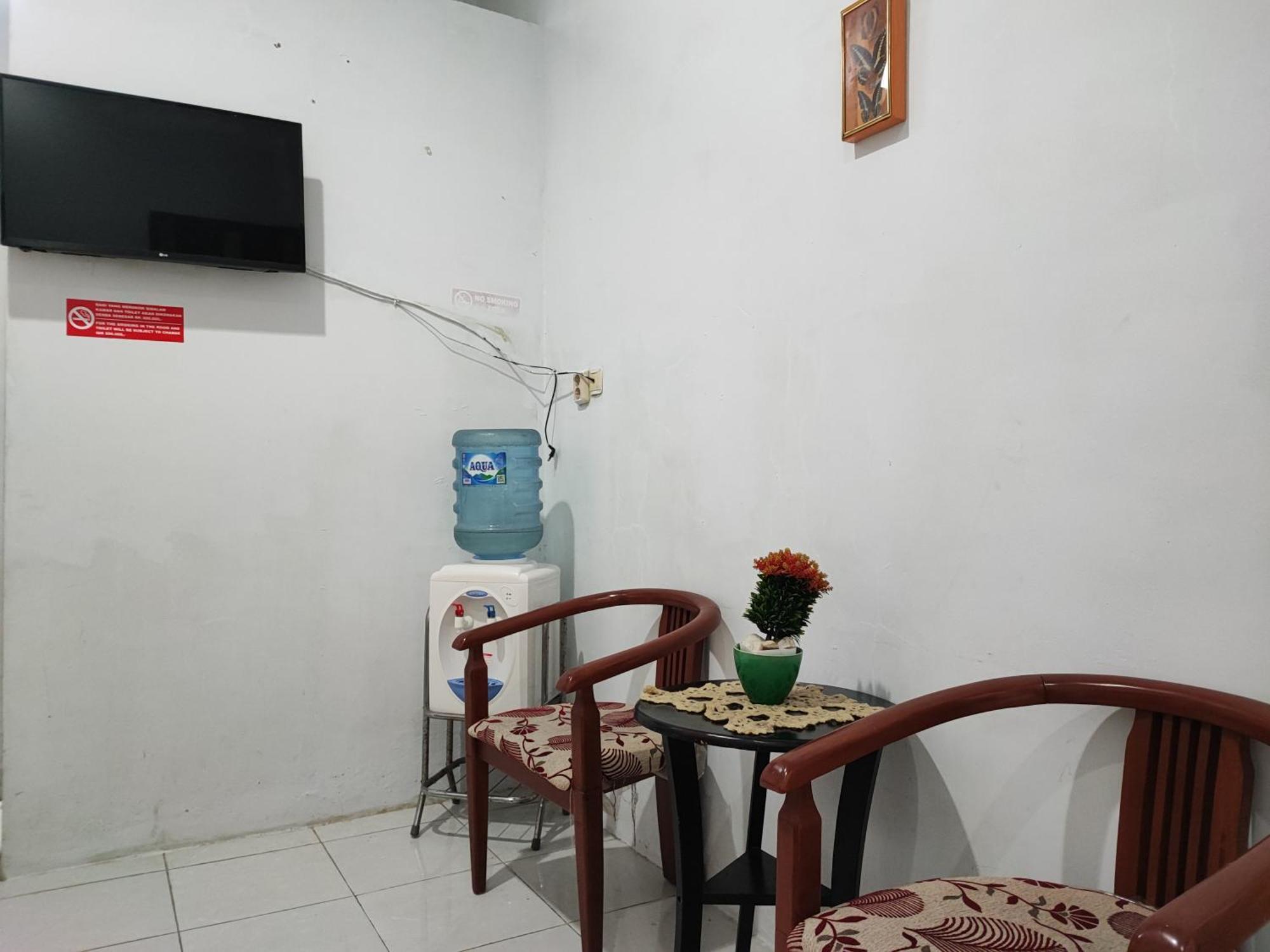 Reddoorz Syariah Near Universitas Batanghari Джамби Экстерьер фото