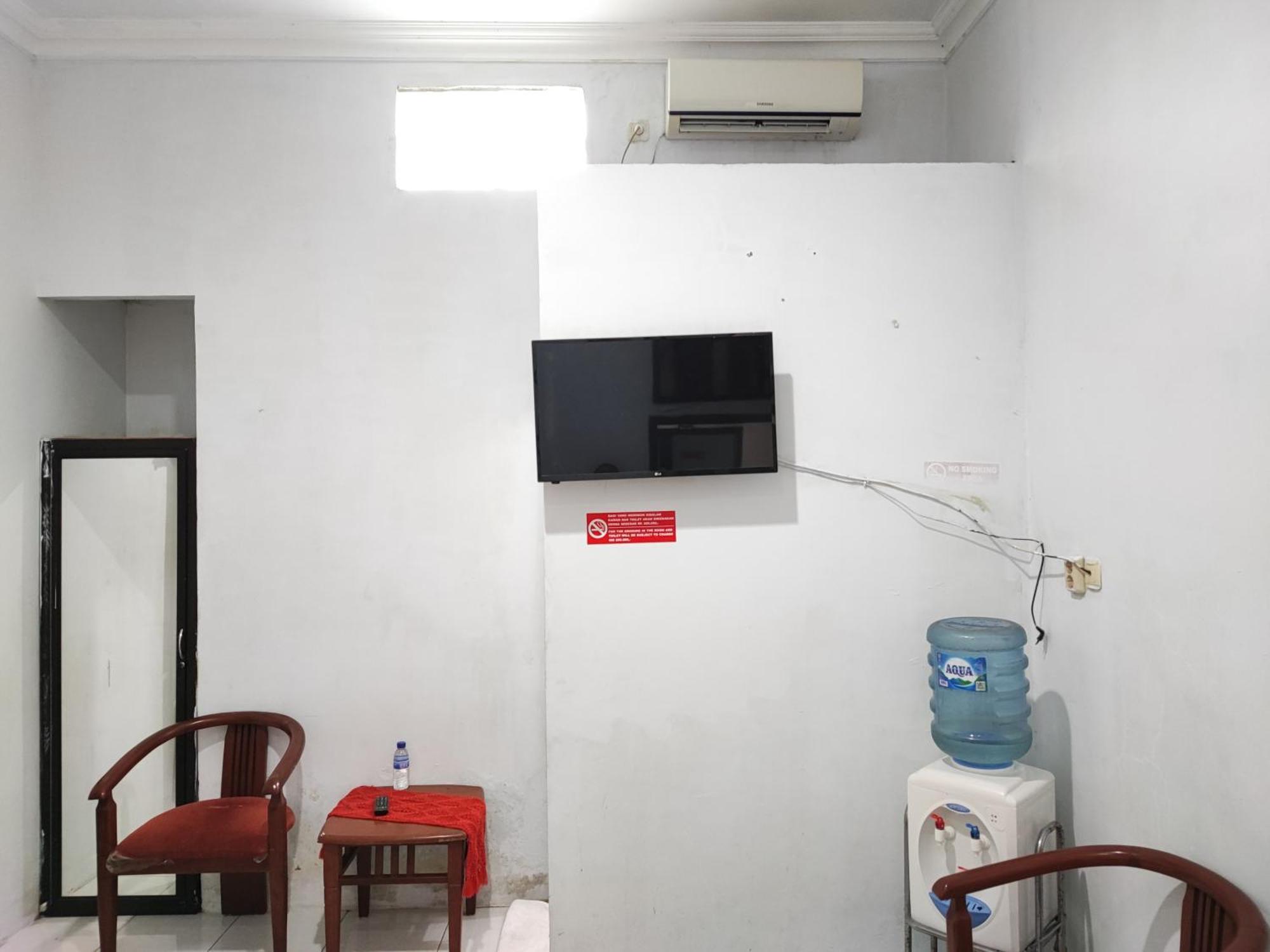 Reddoorz Syariah Near Universitas Batanghari Джамби Экстерьер фото