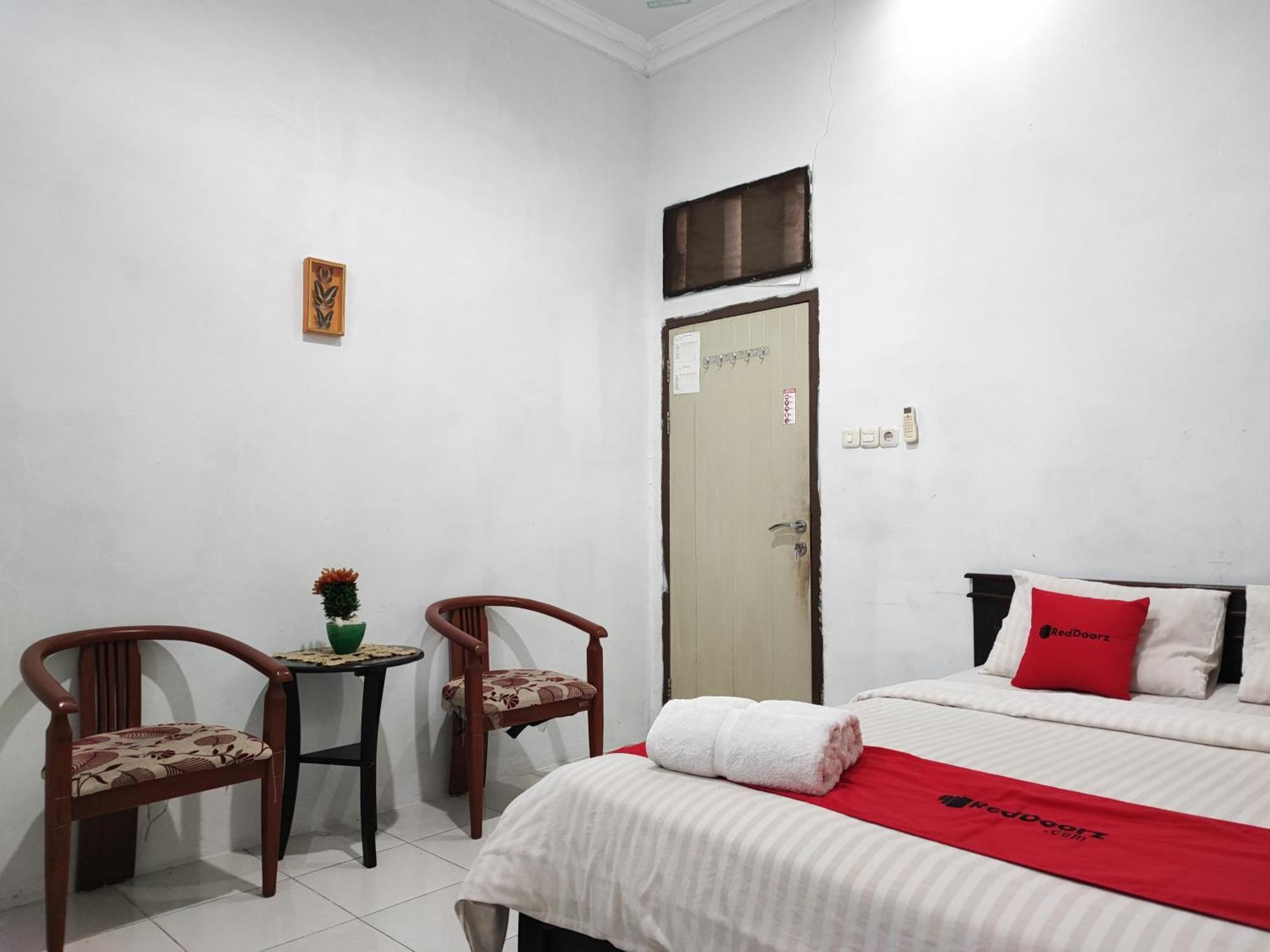 Reddoorz Syariah Near Universitas Batanghari Джамби Экстерьер фото