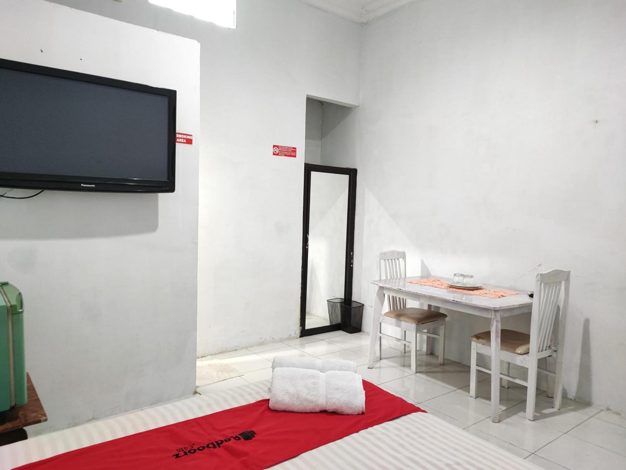 Reddoorz Syariah Near Universitas Batanghari Джамби Экстерьер фото