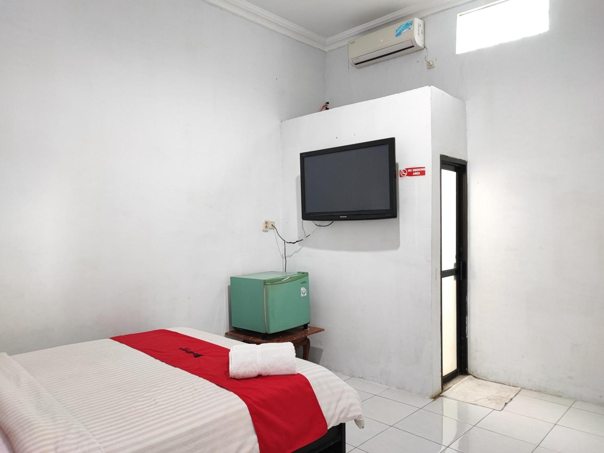 Reddoorz Syariah Near Universitas Batanghari Джамби Экстерьер фото