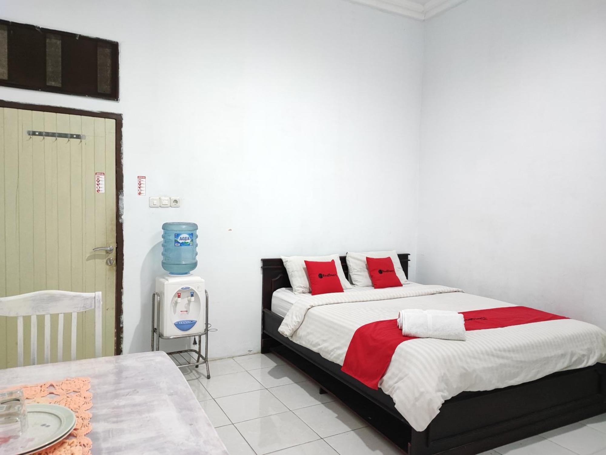 Reddoorz Syariah Near Universitas Batanghari Джамби Экстерьер фото